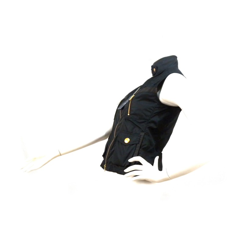 Extra light woman vest with zip closure and 4 pockets.