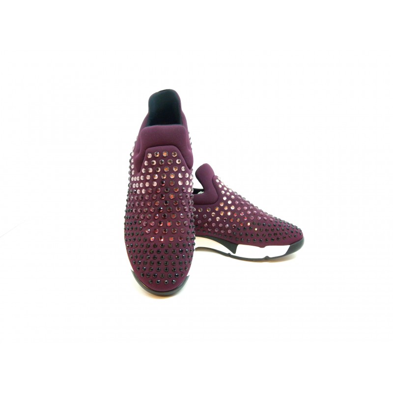 Sneakers Donna Gem Neoprene Strass in tessuto tecnico elasticizzato con multi strass su tomaia e suola in gomma.