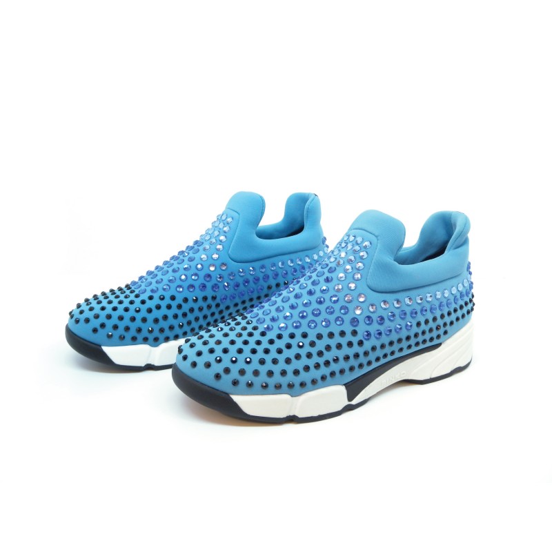 Sneakers Donna Gem Neoprene Strass in tessuto tecnico elasticizzato con multi strass su tomaia e suola in gomma. Sneakers Donna Gem Neoprene Strass in tessuto tecnico elasticizzato con multi strass su tomaia e suola in gomma.