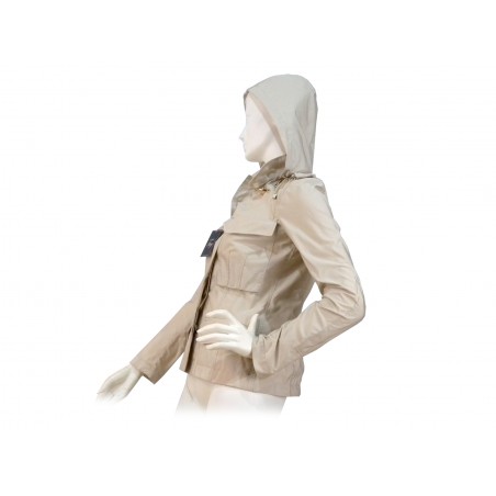 Giacca Donna sfiancata 4 tasche con bottoni a scomparsa. Cappuccio staccabile