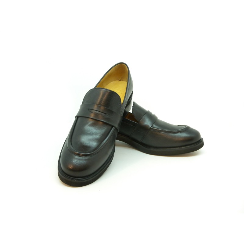 Fashionable Corium style heeled shoe made entirely in Italy with Tuscan leathers.