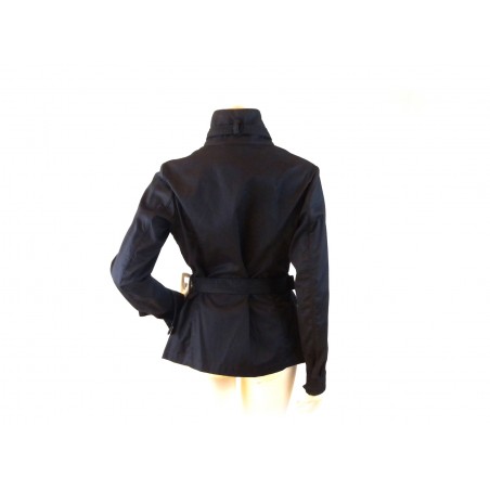 Long women's jacket with 2 zippered zip pockets and belt with buckle.