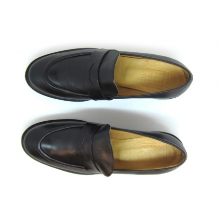 Fashionable Corium style heeled shoe made entirely in Italy with Tuscan leathers.