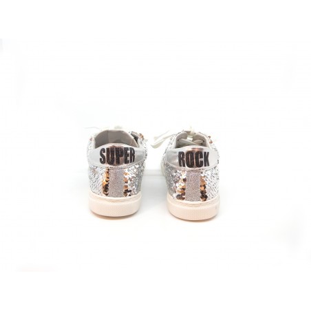Scarpa Donna Sneakers con Paillettes laterali e glitter silver su punta tonda, suola in gomma.