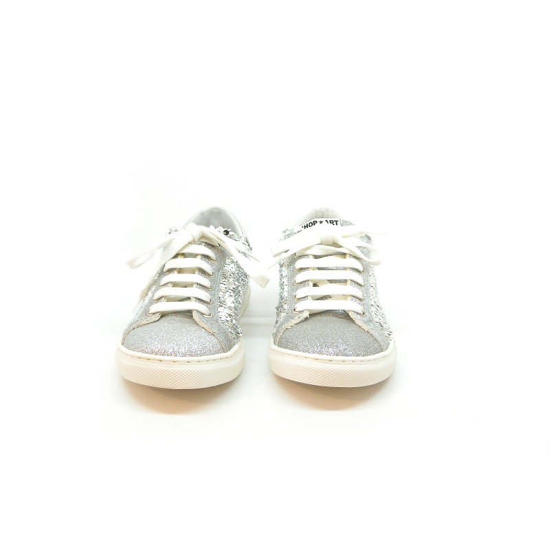 Scarpa Donna Sneakers con Paillettes laterali e glitter silver su punta tonda, suola in gomma.