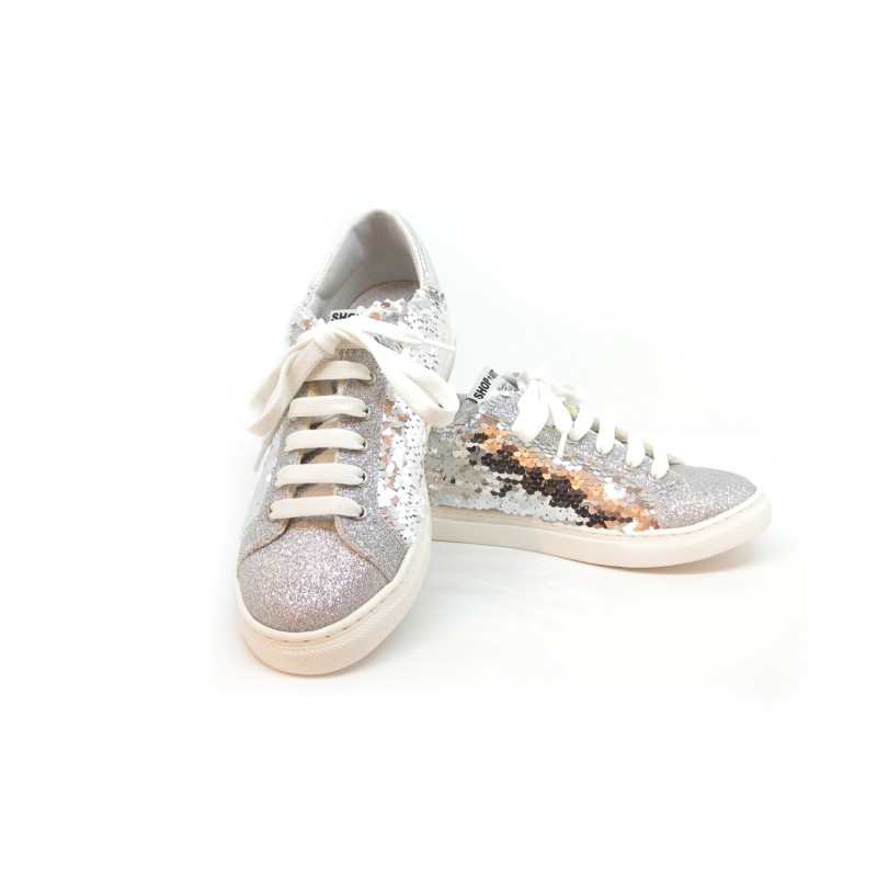 Scarpa Donna Sneakers con Paillettes laterali e glitter silver su punta tonda, suola in gomma.