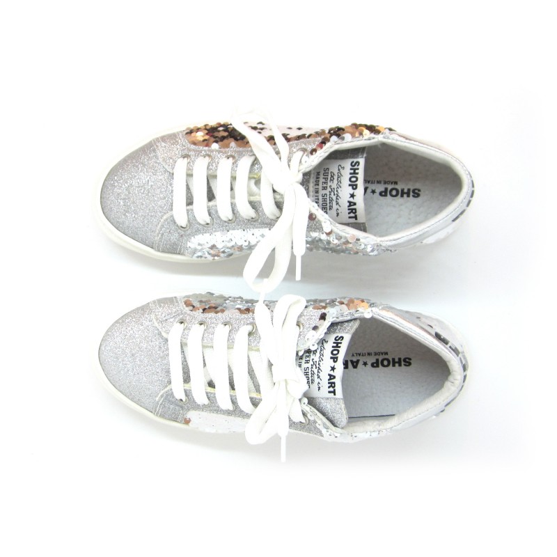 Scarpa Donna Sneakers con Paillettes laterali e glitter silver su punta tonda, suola in gomma.