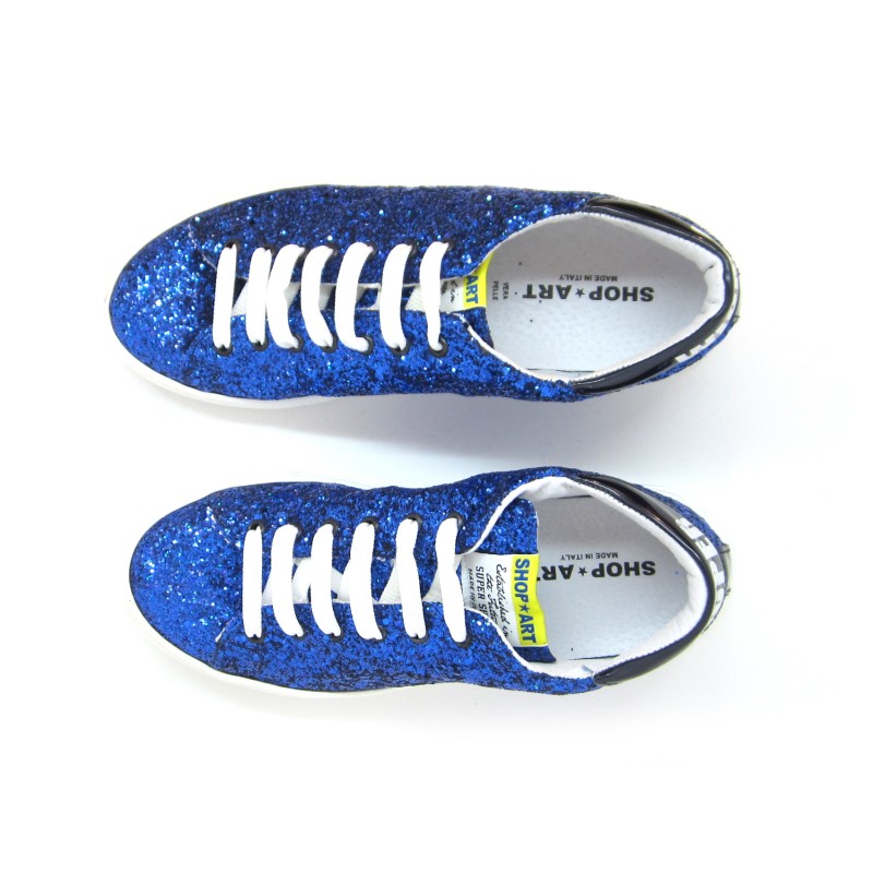 Scarpa Donna Sneakers glitter blue su punta tonda, suola in gomma e stringhe bianche.
