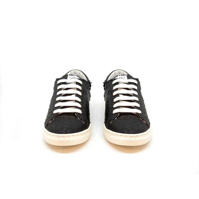 Scarpa Donna Sneakers con Paillettes laterali e glitter nero su punta tonda, suola in gomma.