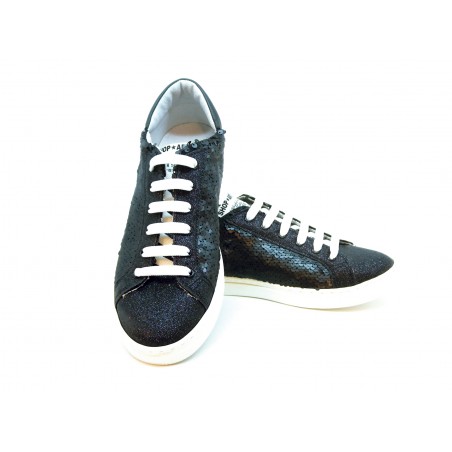 Scarpa Donna Sneakers con Paillettes laterali e glitter nero su punta tonda, suola in gomma.