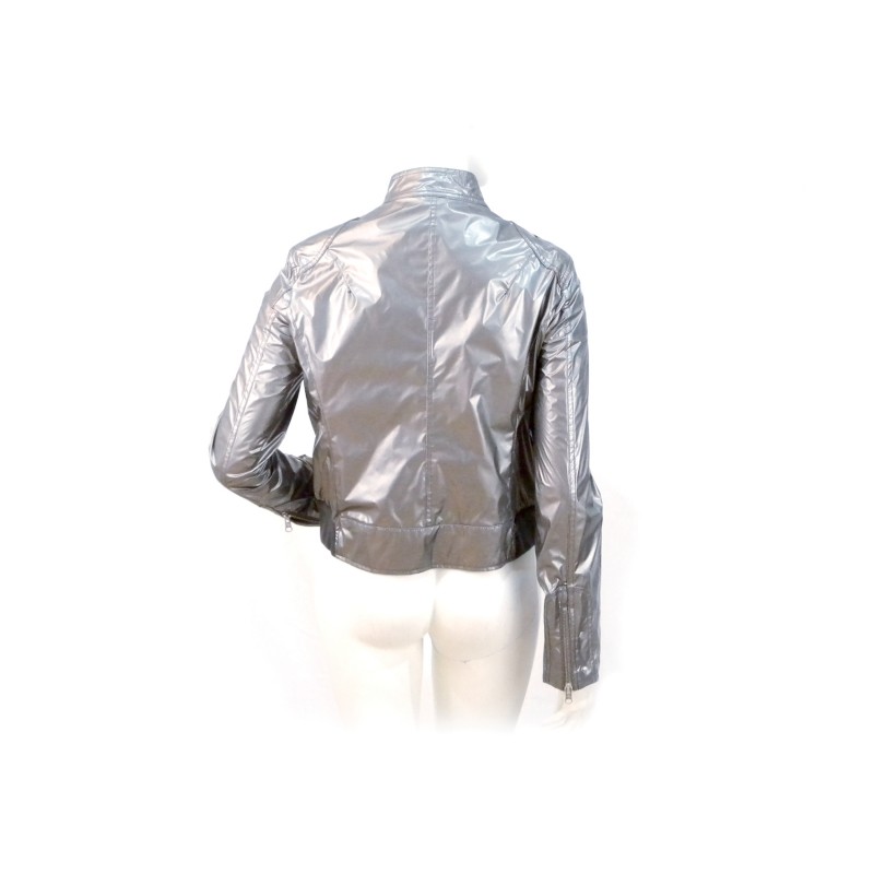 Slim woman jacket with zip and 2 shiny effect pockets.