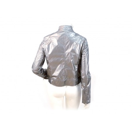 Slim woman jacket with zip and 2 shiny effect pockets.