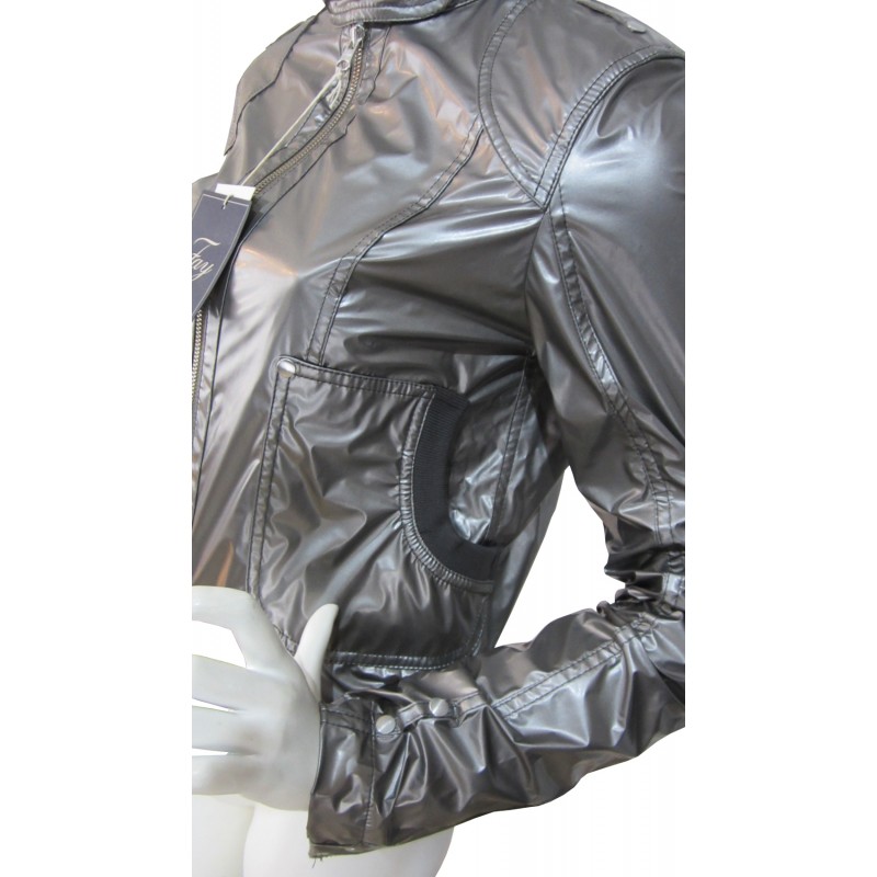 Giubbotto Donna slim con zip e 2 taschini effetto lucido.
