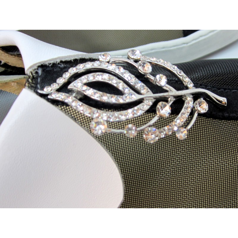 Shoes Woman Exerciser Low Sneakers with Collar and Brooch.