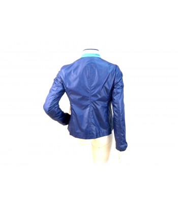 Extra light double pocket woman jacket with contrasting crew neckline and zip closure. 2