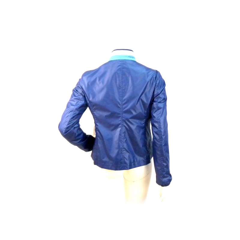 Giacca Donna extra light doppia tasca con girocollo a contrasto chiusura zip.