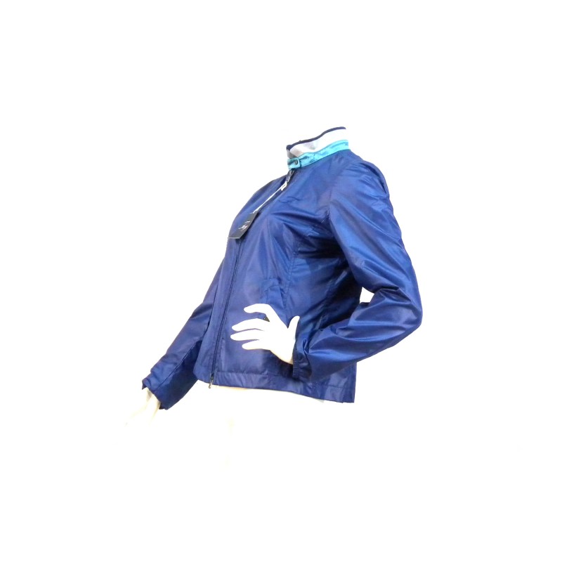 Giacca Donna extra light doppia tasca con girocollo a contrasto chiusura zip.