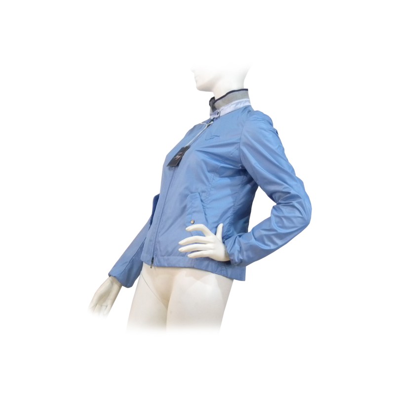 Extra light double pocket woman jacket with contrasting crew neckline and zip closure.