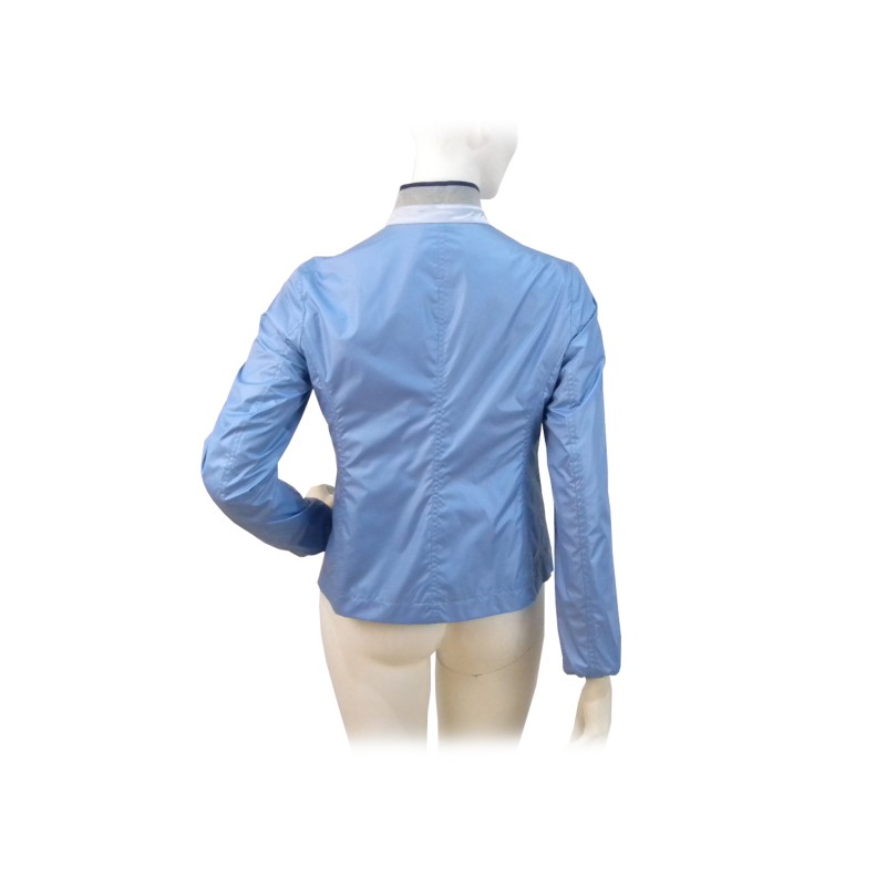 Extra light double pocket woman jacket with contrasting crew neckline and zip closure.