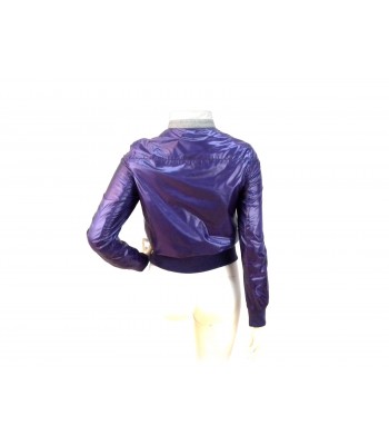 Extra light double pocket woman jacket with contrasting crew neckline and zip closure. 2