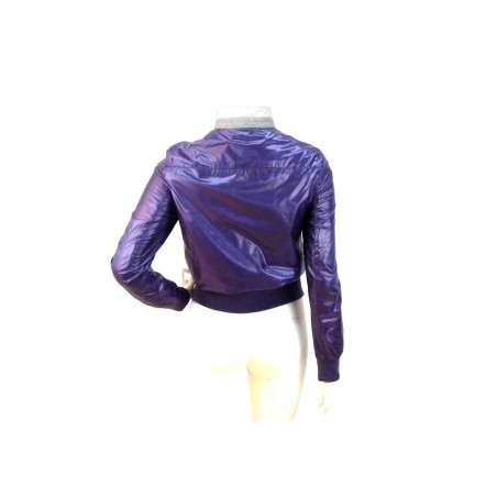 Extra light double pocket woman jacket with contrasting crew neckline and zip closure.
