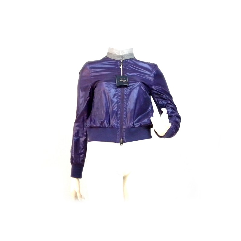 Giacca Donna extra light doppia tasca con girocollo a contrasto chiusura zip. Giacca Donna extra light doppia tasca con girocollo a contrasto chiusura zip.