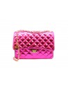 Quilted and laminated woman bag with gold chain shoulder strap