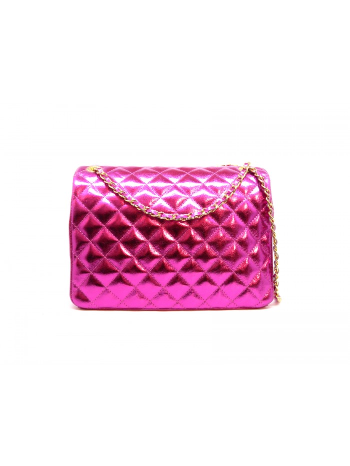 Quilted and laminated woman bag with gold chain shoulder strap