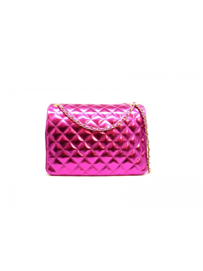 Quilted and laminated woman bag with gold chain shoulder strap