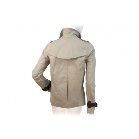 Short women's jacket with 2 pockets and sleeves finishes with leather straps.
