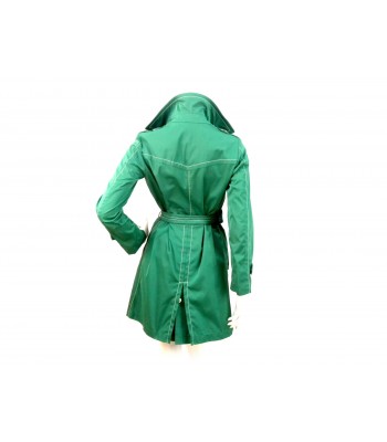 Women's trench coat with double-breasted knee length, contrasting with wide buttons. 2