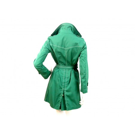 Women's trench coat with double-breasted knee length, contrasting with wide buttons.