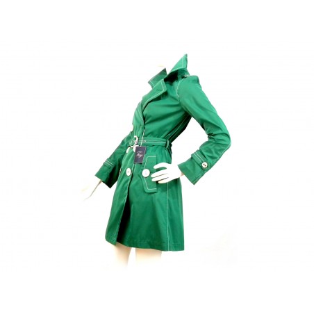 Women's trench coat with double-breasted knee length, contrasting with wide buttons.
