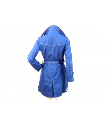 Women's trench coat with double-breasted knee length, contrasting with wide buttons. 2