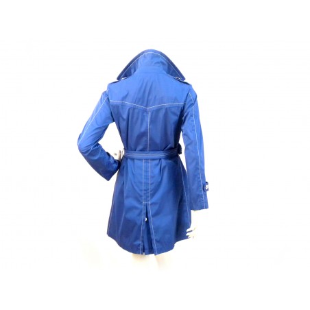Women's trench coat with double-breasted knee length, contrasting with wide buttons.