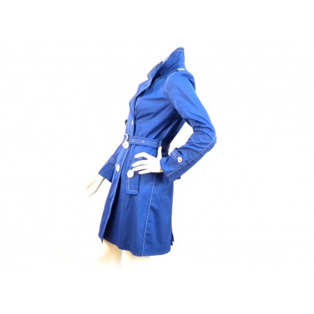 Women's trench coat with double-breasted knee length, contrasting with wide buttons.