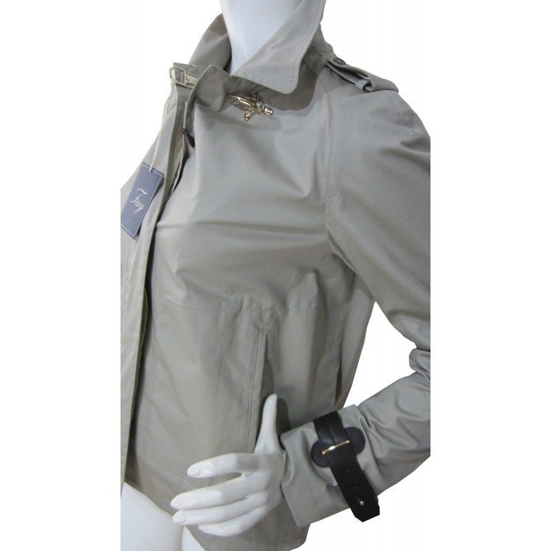 Short women's jacket with 2 pockets and sleeves finishes with leather straps.