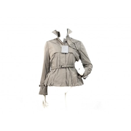 Giacca Donna corta con bottoni a scomparsa cintura vita sottile e decorazione fiocco anteriore. Giacca Donna corta con bottoni a scomparsa cintura vita sottile e decorazione fiocco anteriore.