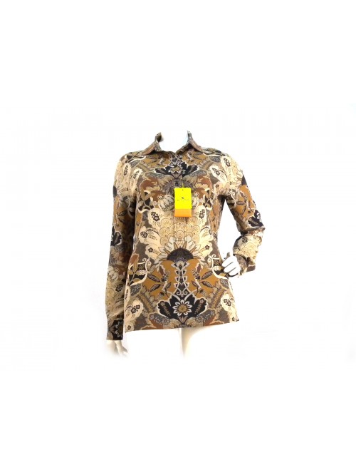 Woman shirt with symmetrical floral pattern Woman shirt with symmetrical floral pattern