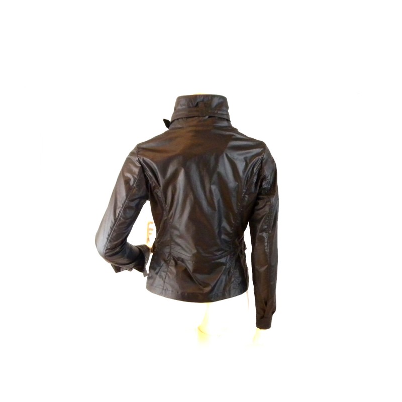 Giacca Donna corta con 2 tasche a cerniera zip.