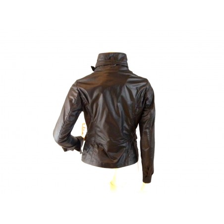 Giacca Donna corta con 2 tasche a cerniera zip.