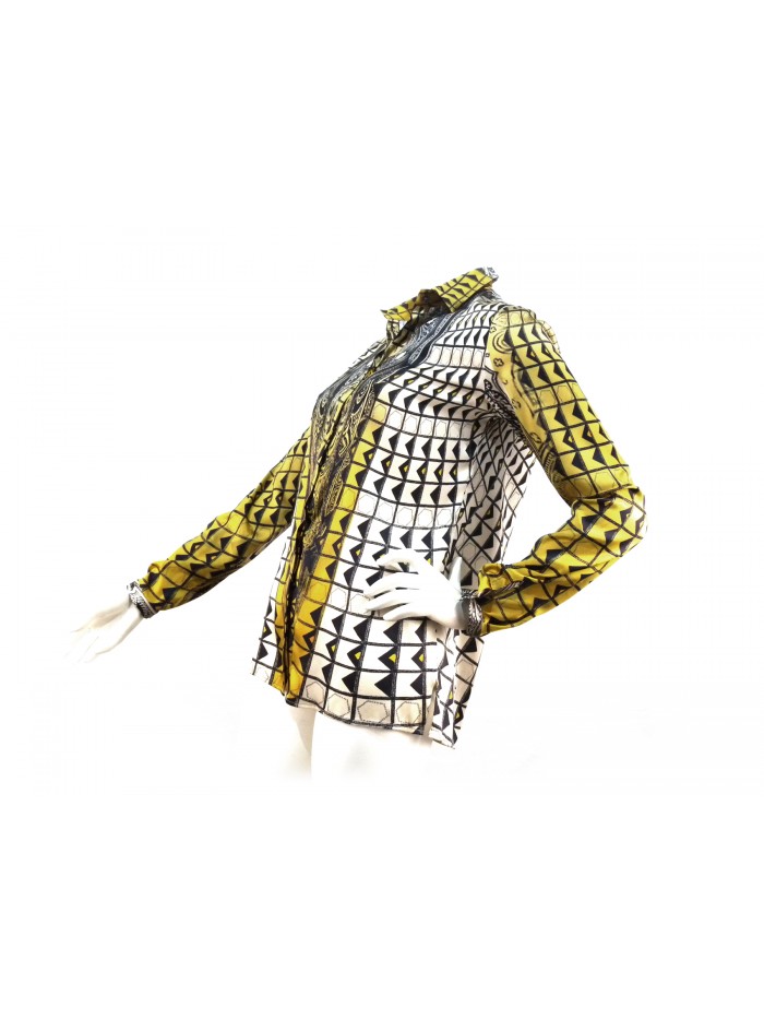 Woman shirt with symmetrical geometric pattern and hidden buttons