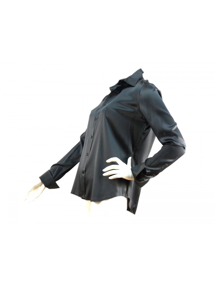 Solid color women's shirt, classic cut.