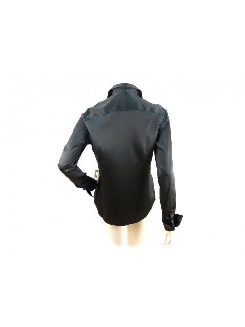 Solid color women's shirt, classic cut.