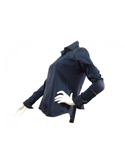 Solid color women's shirt, classic cut.