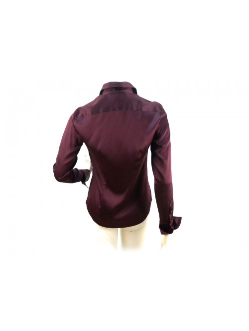 Solid color women's shirt, classic cut.