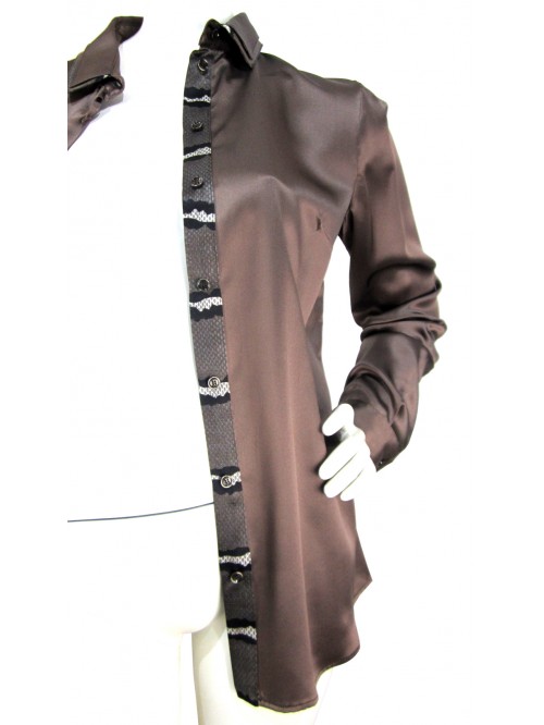 Woman shirt with double collar and flap closure with animal fantasy