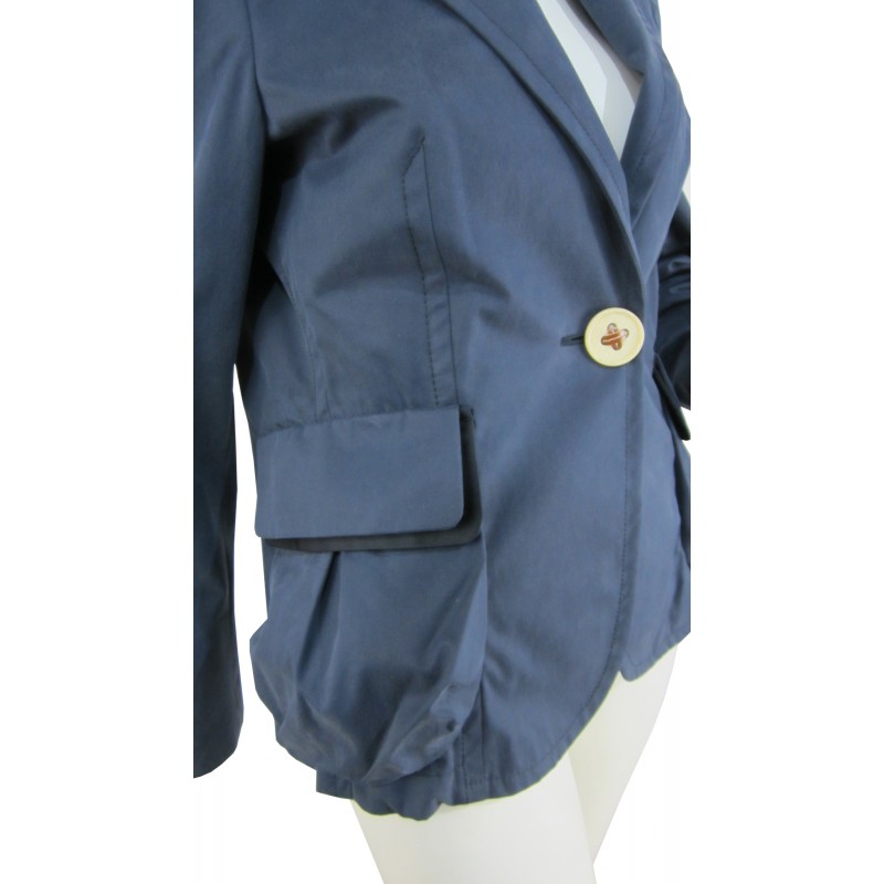 Short women's jacket 2 overlapping pockets with wide buttons.