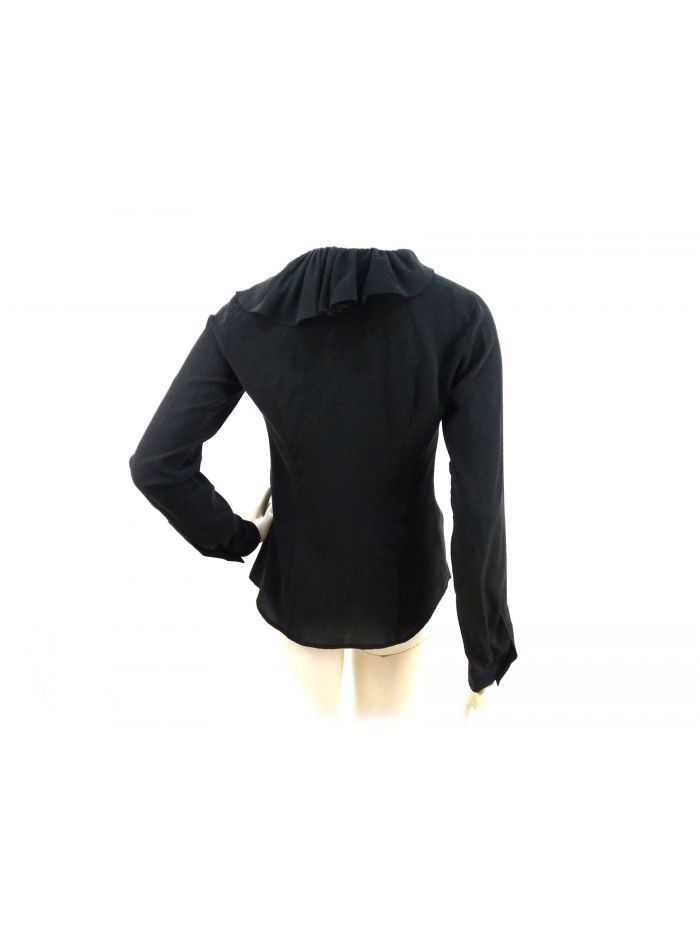 Flared women's shirt, neck and ruffle chest with hidden buttons.