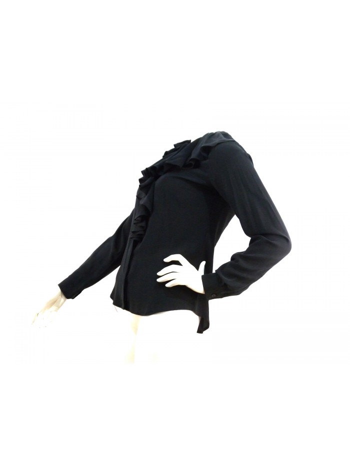 Flared women's shirt, neck and ruffle chest with hidden buttons.